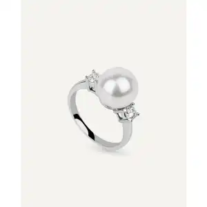 Anillo BRILLIANT CUT en plata de ley con circonitas Excellence star cut y perla de concha.