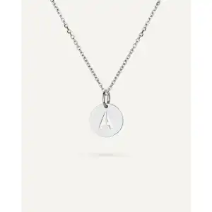 COLLAR CON INICIAL EN PLATA DE LEY