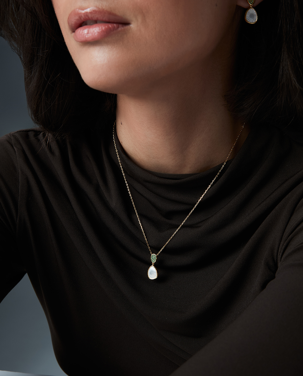 Collar de plata de primera ley con baño de oro con circonitas verdes y colgante con madre perla Ref: 2364C100-92 - Imagen 2