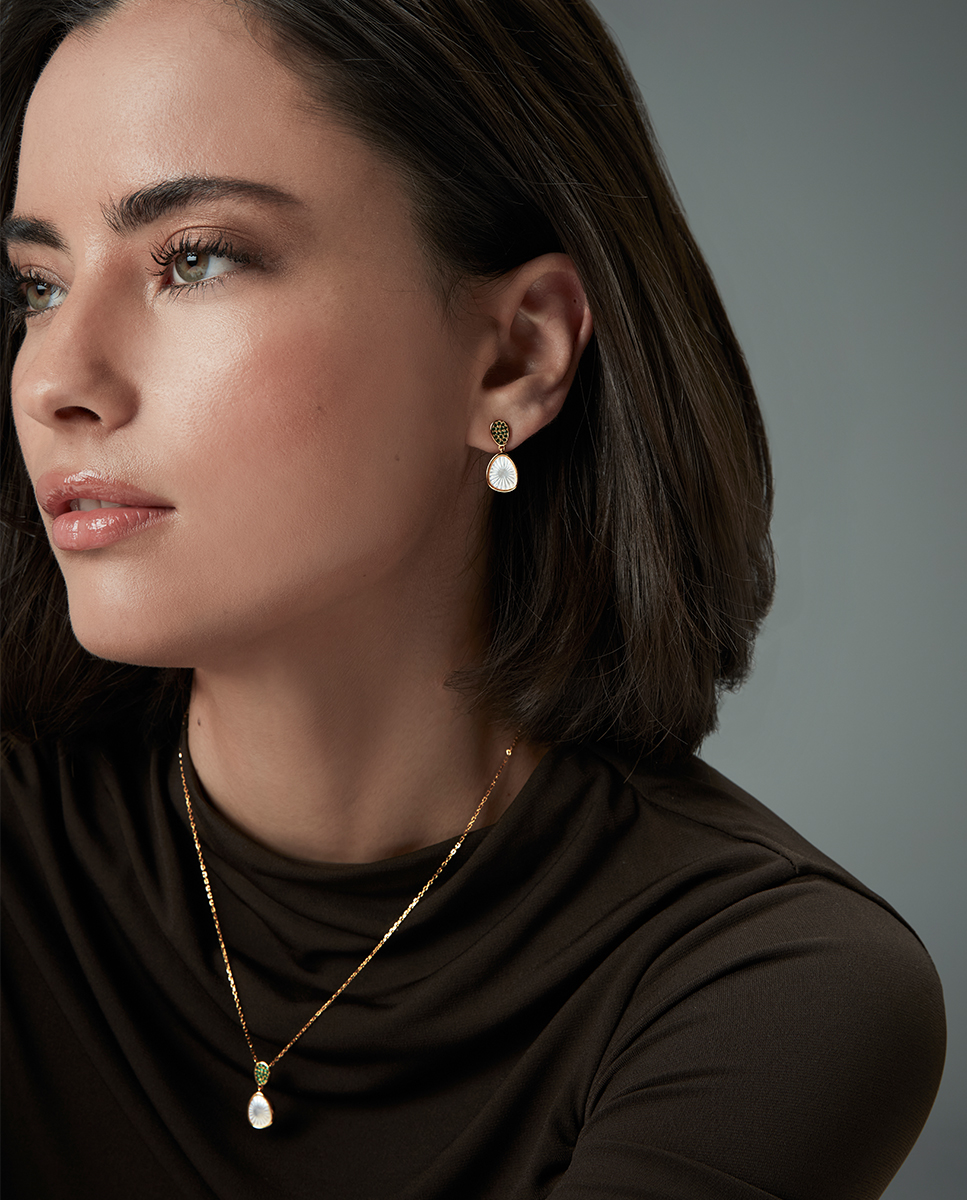 Pendientes de plata de primera ley con baño de oro con circonitas verdes y colgante con madre perla Ref: 2364E100-92 - Imagen 3